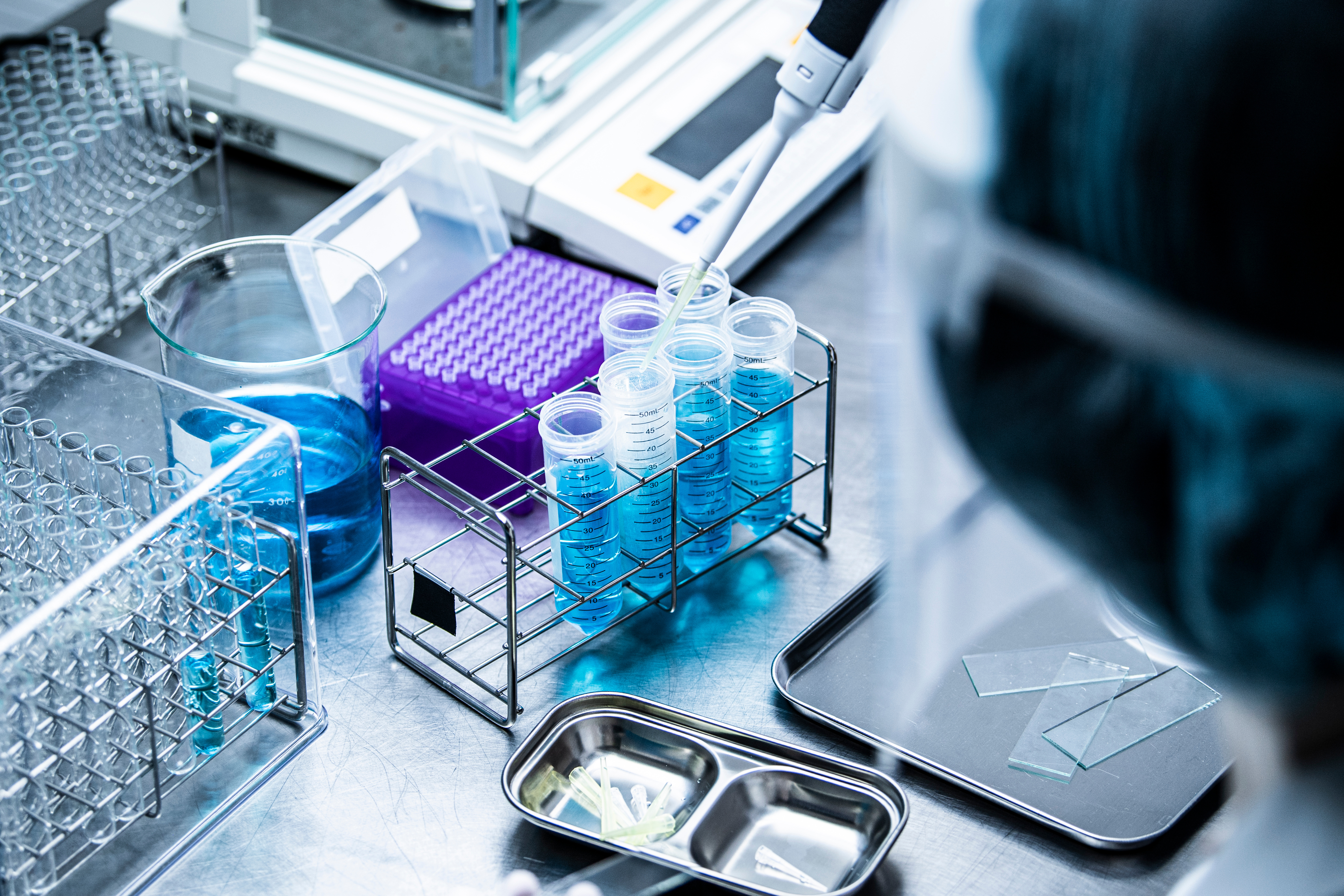 医療廃棄物(薬品等)の適正処理、専門業者への依頼理由とは？